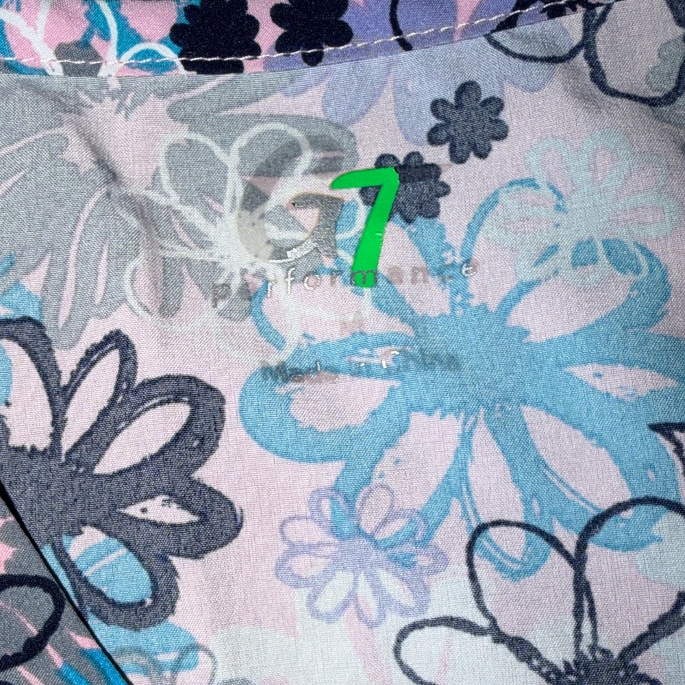 Medium Scrub Tops - Bundle of 7 - Picture 9 of 11